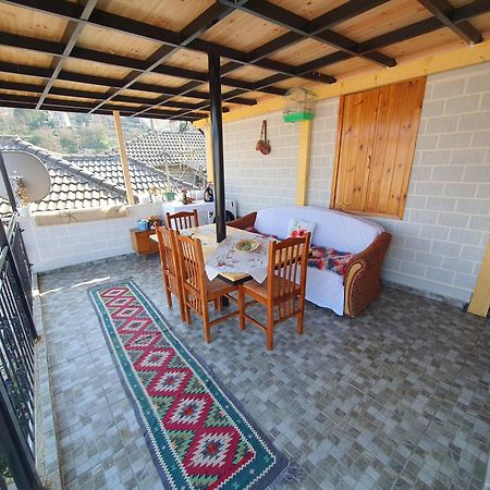 "Mani Guest House" Gjirokastër Eksteriør billede