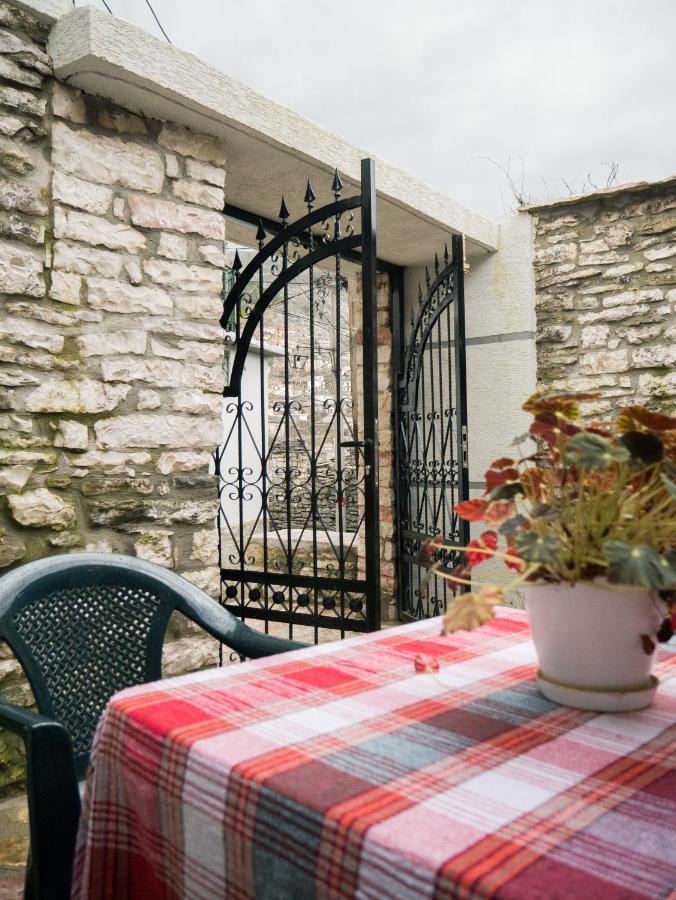 "Mani Guest House" Gjirokastër Eksteriør billede
