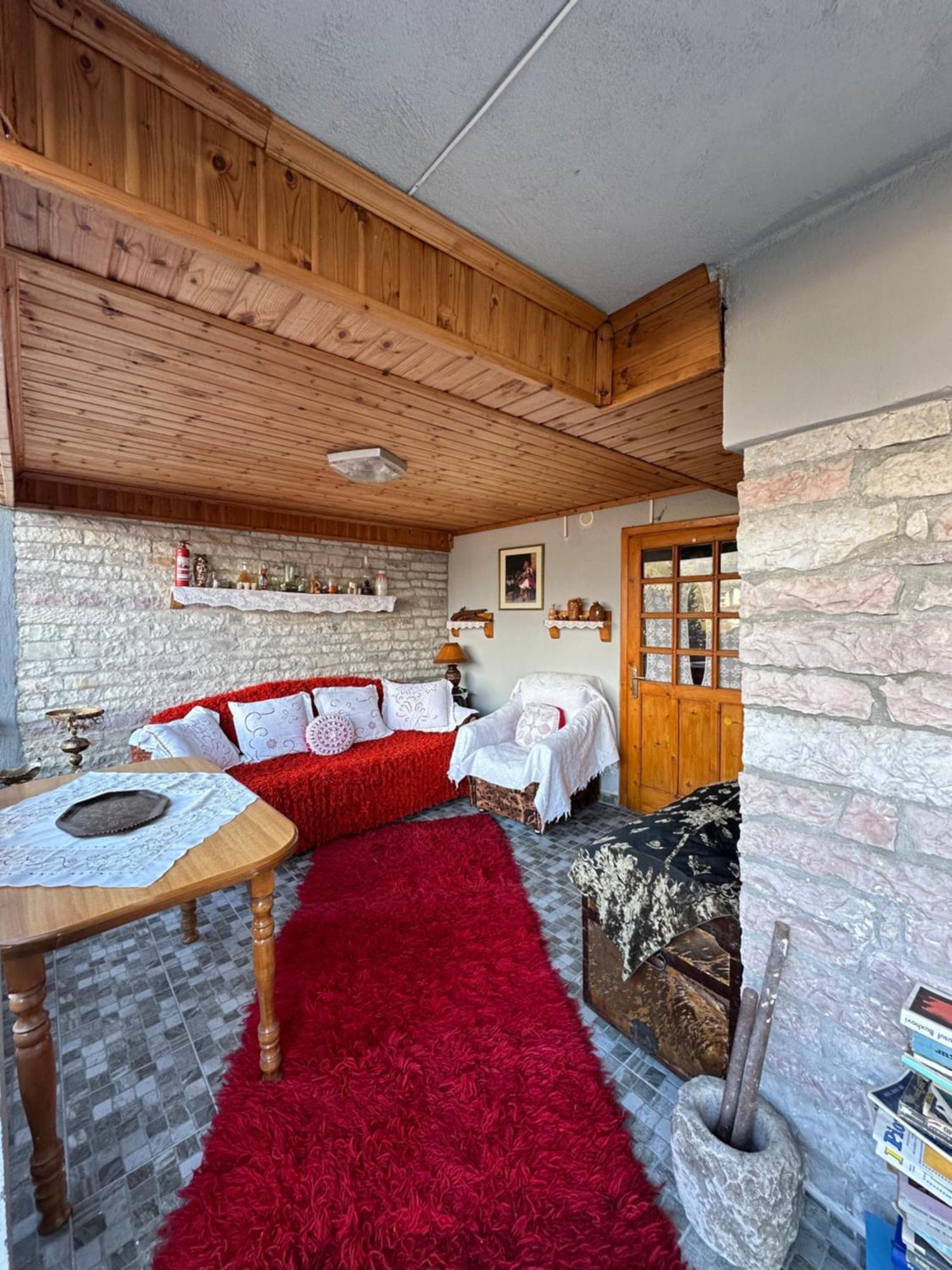 "Mani Guest House" Gjirokastër Eksteriør billede